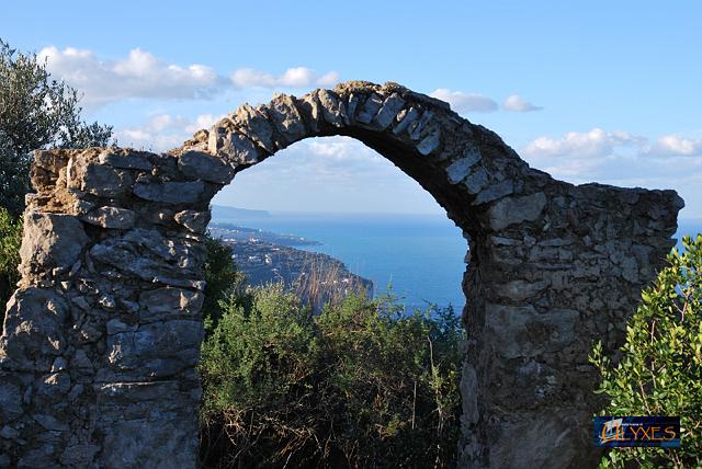 arco nei pressi dell'eremo di crapolla.JPG